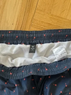 Mörkblåa badbyxor med rosa detaljer