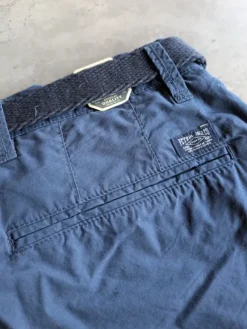 Mørkeblå shorts med lommer i siderne og bagpå.Stadig prismærker på