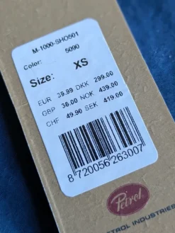 Mørkeblå shorts med lommer i siderne og bagpå.Stadig prismærker på