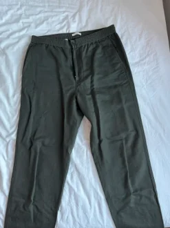 Mørkegrønne hørmix chinos med stretch i livet fra Arket