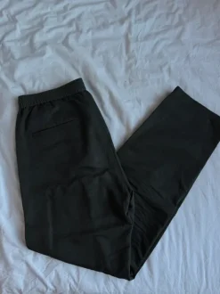 Mørkegrønne hørmix chinos med stretch i livet fra Arket