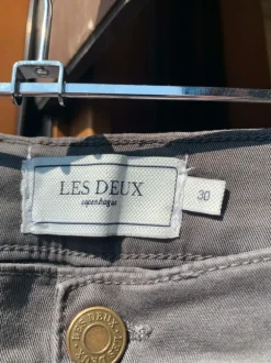 Męskie spodnie marki Les Deux, rozmiar M