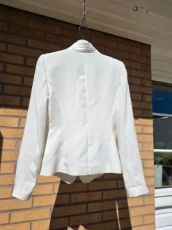 Mycket fin vit kavaj I storlek 36/S