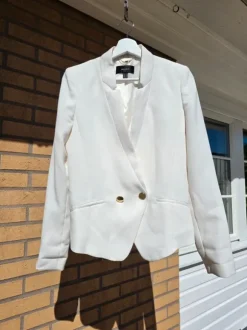 Mycket fin vit kavaj I storlek 36/S