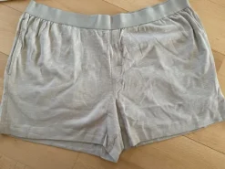 Natsæt med t-shirt og shorts