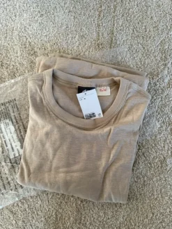 Natsæt med t-shirt og shorts