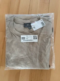 Natsæt med t-shirt og shorts