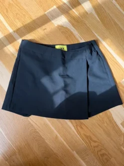 Nederdel med indbygget shorts