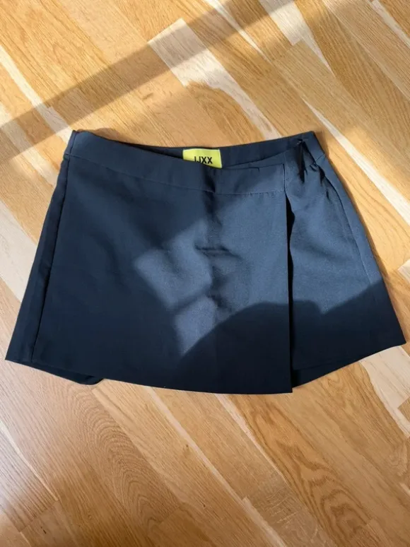 Nederdel med indbygget shorts