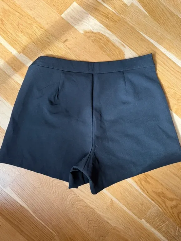 Nederdel med indbygget shorts
