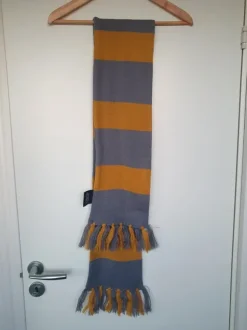 Newt Scamander's hufflepuff scarf