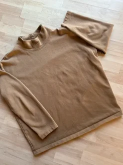 Nike Beige Turtleneck Sweatshirt – Size M – Minimal Logo