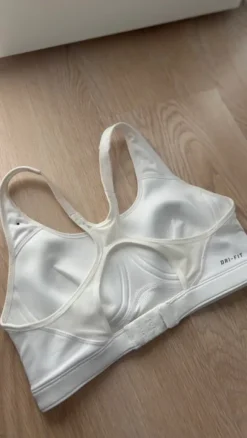 Nike drifit urheilurintaliivit