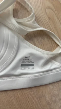Nike drifit urheilurintaliivit