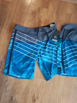 Nowe spodenki oryginalne.Na basen lub plażę. dwie pary .Cena za sztukę