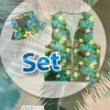Ny farvestrålende vest og hat til Hawaii-temafest