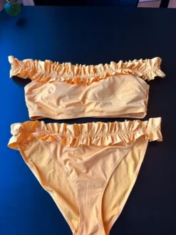 Offshoulder bikini med volanger
