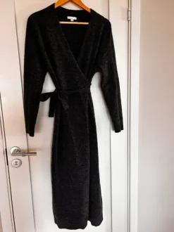 Omlottklänning från H&M mama, grå