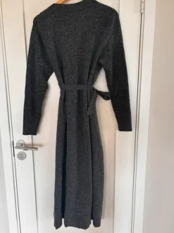 Omlottklänning från H&M mama, grå