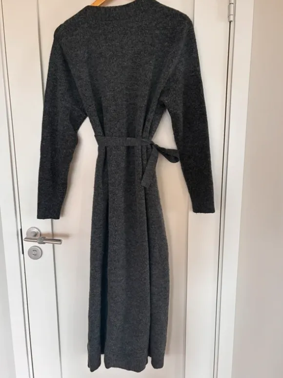 Omlottklänning från H&M mama, grå