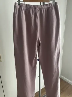 Oryginalne spodnie dresowe SKIMS – dusty pink