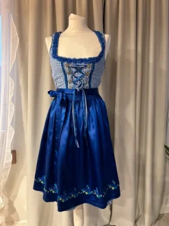 Piękna sukienka typu dirndl w klasycznym, bawarskim stylu 💙