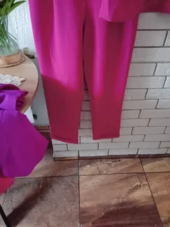 Piękny garnitur w modnym kolorze fukcji