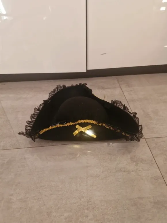 Piękny kapelusz dla kobiety piracki
