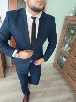 Piękny męski garnitur w kartę