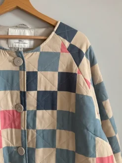 Pikowana kurtka w kolorową kratkę only m oversize