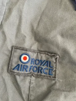 Pilot dragt Royal Airforce