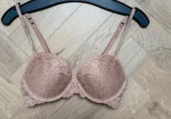 Przepiękny biustonosz Victorias Secret push up