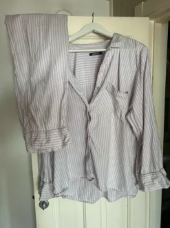 Randig pyjamas