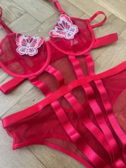 Röd body med fjärilar