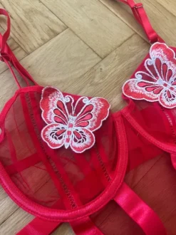 Röd body med fjärilar