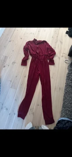Rød buksedragt