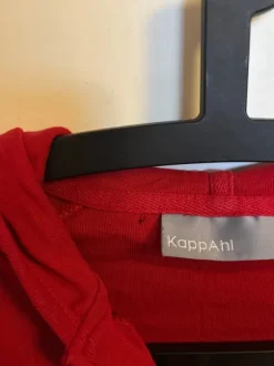 Röd huvtröja med dragkedja