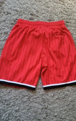 Röda basket shorts