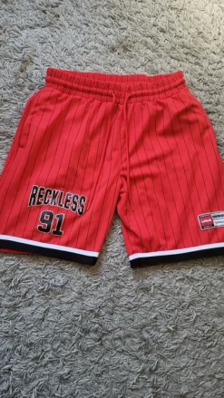 Röda basket shorts