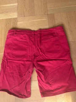 Röda shorts