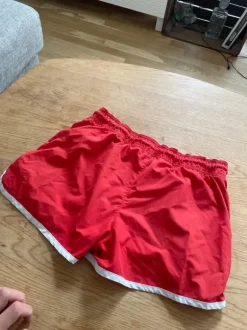 Røde baywatch badeshorts