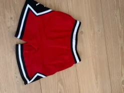 Røde hvide sorte shorts