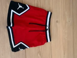 Røde hvide sorte shorts