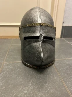 Riddarhjälm tornerspel rollspel inredning teater cosplay storlek 52-55