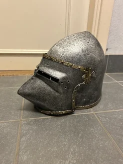 Riddarhjälm tornerspel rollspel inredning teater cosplay storlek 52-55