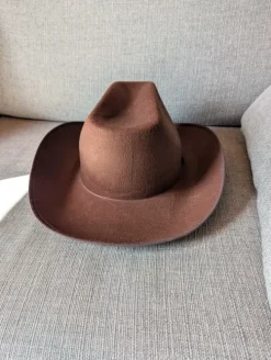 Ruskea fedora / seikkailijan hattu