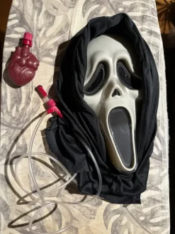 Scream Mask with fake bloodpump
