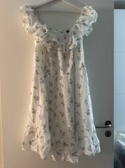 Sød hvid kjole med blomster 💙