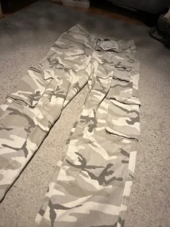 SHEIN grå camo cargo bukser