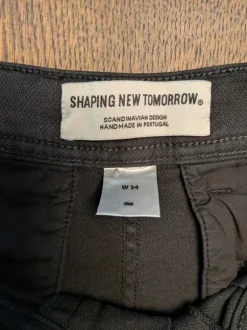 Shorts fra Shaping New Tomorow